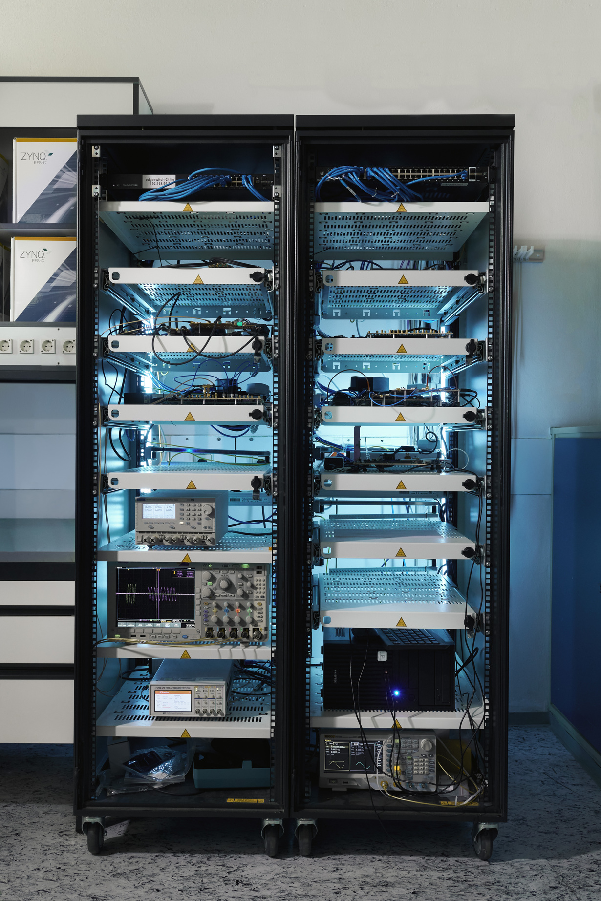 Automatisiertes Rack mit SDR-Systemen