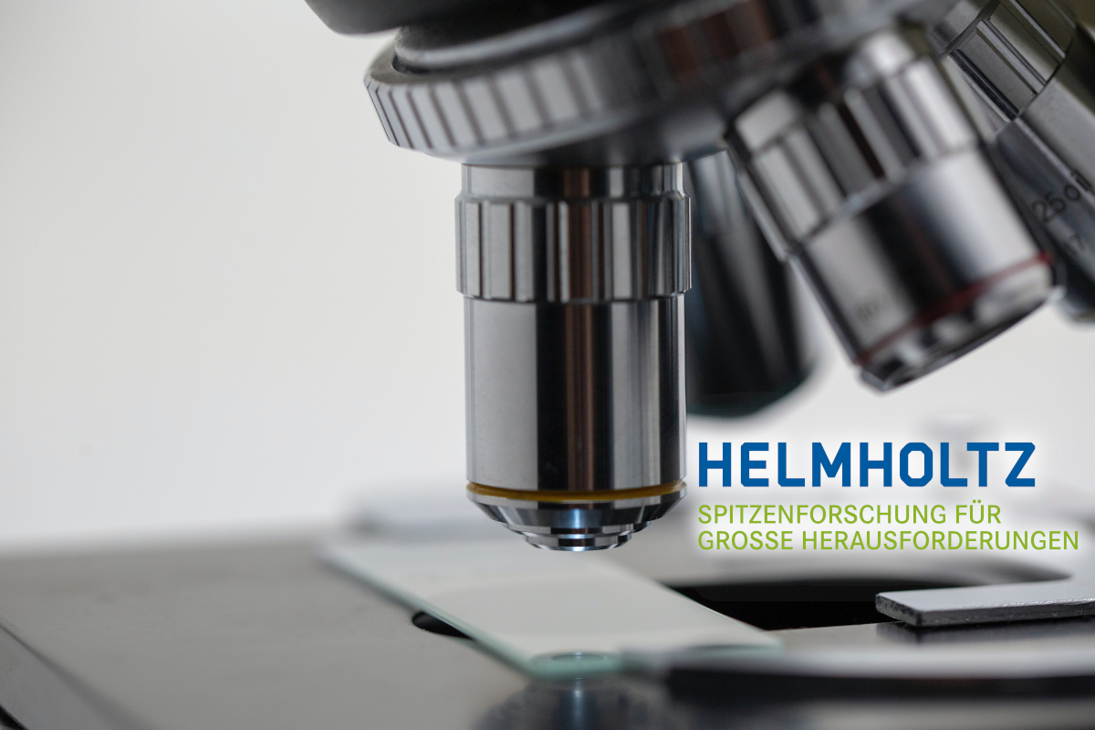 Mikroskop mit Helmholtz-Logo