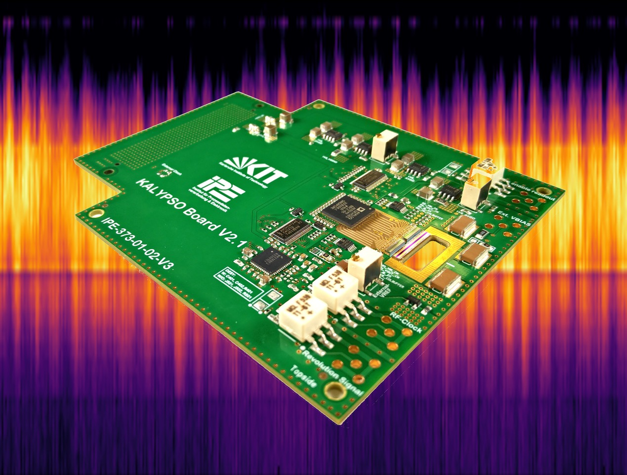 Kalypso-Board mit Strahlsignal im Hintergrund